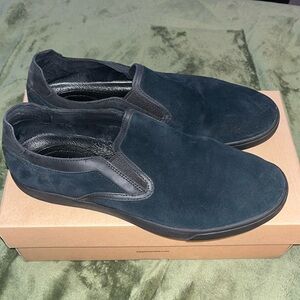Pre loved Uggs shoes color black size 12 in great condition